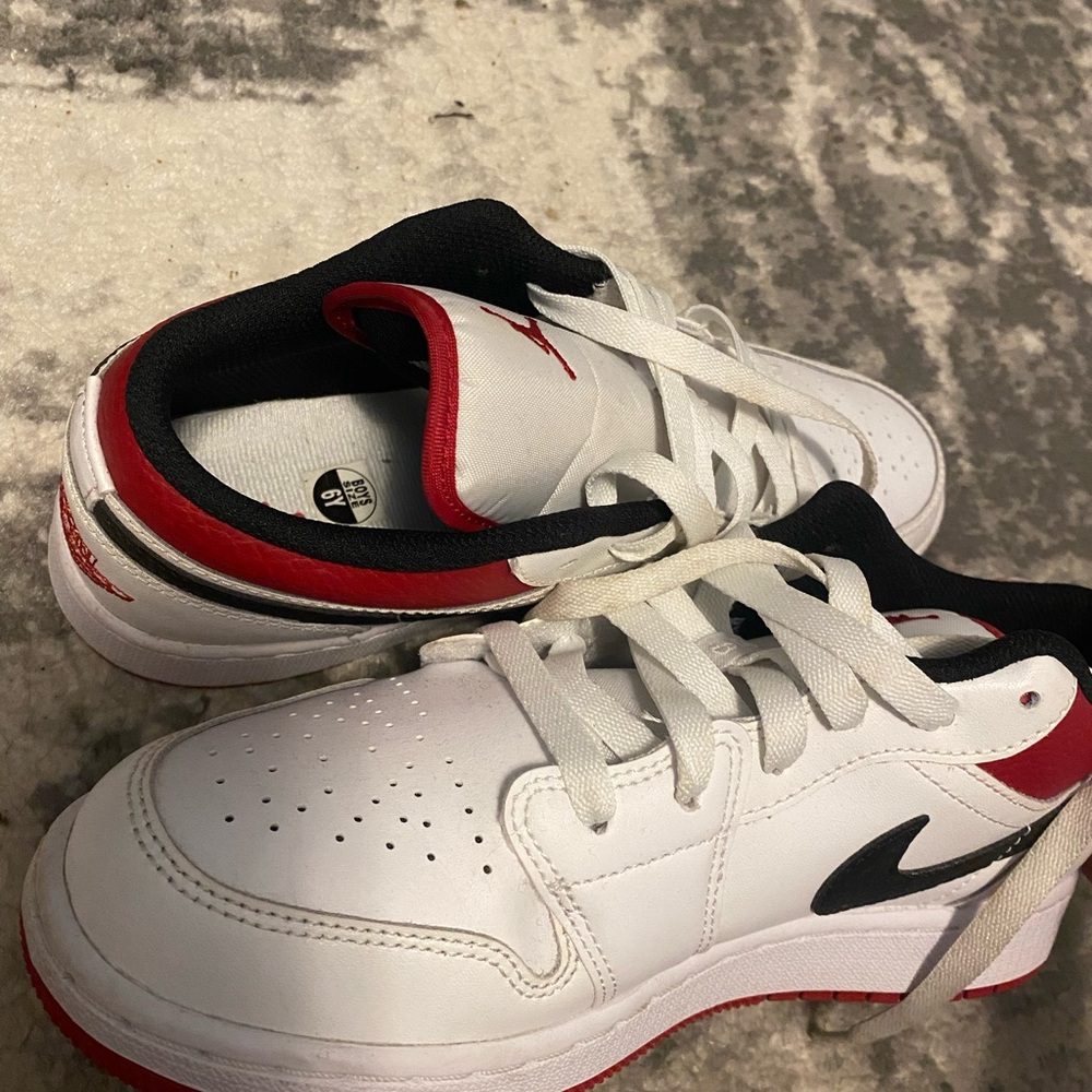 Air Jordan 1 Lows White University Red